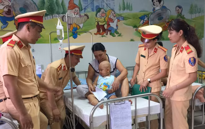 Cán bộ chiến sĩ Phòng CSGT Công an TP Đà Nẵng thăm, tặng quà hỗ trợ các bệnh nhi có gia đình khó khăn tại Bệnh viện Ung bướu Đà Nẵng.