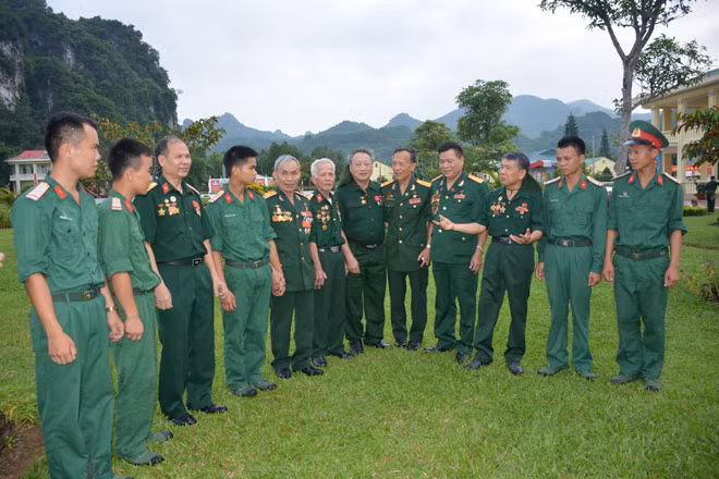 Các cựu chiến binh Tiểu đoàn K3 - Tam Đảo, nói chuyện truyền thống với chiến sĩ trẻ Trung đoàn 246. Các cựu chiến binh Tiểu đoàn K3 - Tam Đảo, nói chuyện truyền thống với chiến sĩ trẻ Trung đoàn 246.