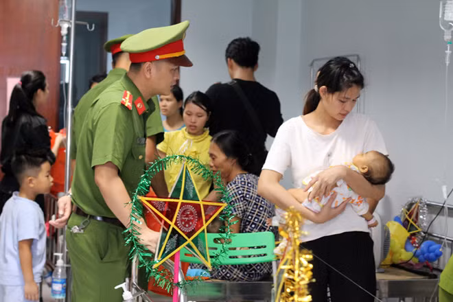 Đoàn thiện nguyện đến tận giường bệnh trao quà cho các em nhỏ.