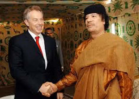 Thủ tướng Anh Tony Blair thăm nhà lãnh đạo Libya Muammar Gaddafi tại căn lều truyền thống của ông.