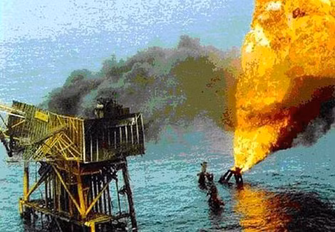 Sáng ngày 7-7, lửa vẫn cháy ngùn ngụt từ đường ống dẫn dầu thô và khí đốt.