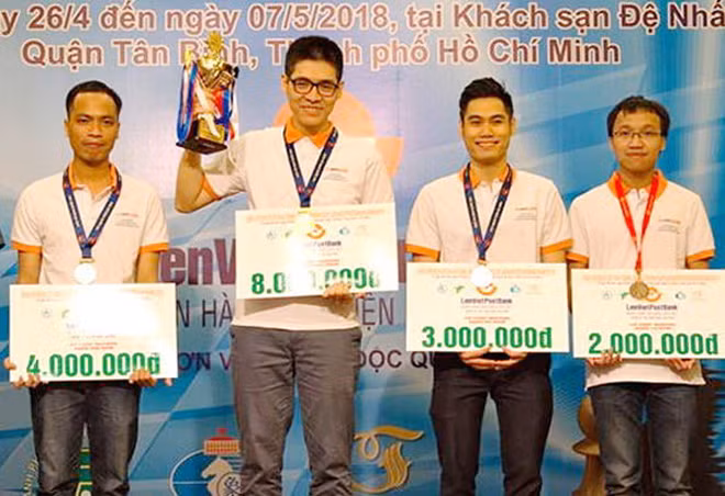 Lê Tuấn Minh (thứ hai từ trái sang) nhận thưởng tại Giải vô địch cờ vua toàn quốc 2018.