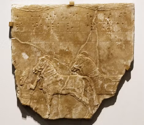 Bức phù điêu 3 người lính cưỡi ngựa Assyria bị làm giả.