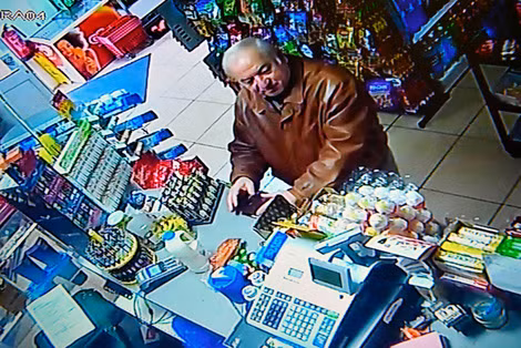 Cựu điệp viên Sergei V.Skripal trong cửa hàng tiện lợi một tháng trước khi bị đầu độc ở Salisbury, Anh. Ảnh: Getty.
