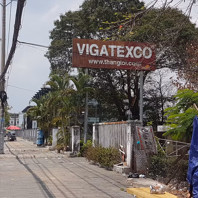 Đã cắt ra một phần để cho thuê, nhưng Vinatexco vẫn còn bỏ không diện tích rất lớn đất “vàng” ngay mặt tiền đường Trường Chinh.