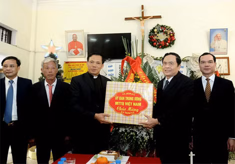 Đồng chí Trần Thanh Mẫn trao quà chúc mừng Giáng sinh Linh mục Lê Thanh Nghị, Hạt trưởng Giáo Hạt Lý Nhân, Giáo xứ Lảnh Trì.