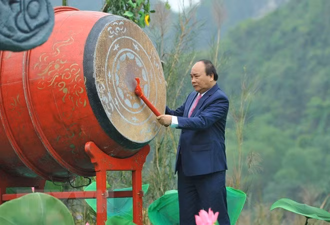 Thủ tướng Nguyễn Xuân Phúc gióng trống khai mạc Lễ hội Tràng An năm 2018. Ảnh: TTXVN.