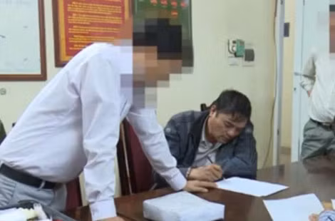 Đối tượng Nguyễn Đình Thịnh (áo đen) tại cơ quan Công an.