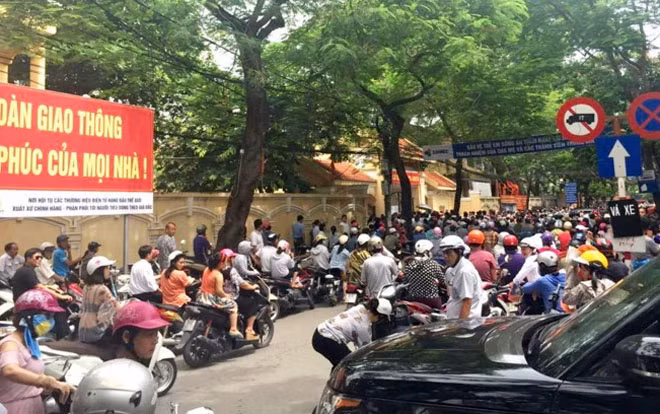 Phụ huynh đến đón con em giờ tan học, đứng tràn xuống lòng đường, gây ách tắc giao thông ở một trường trong nội thành Hải Phòng.