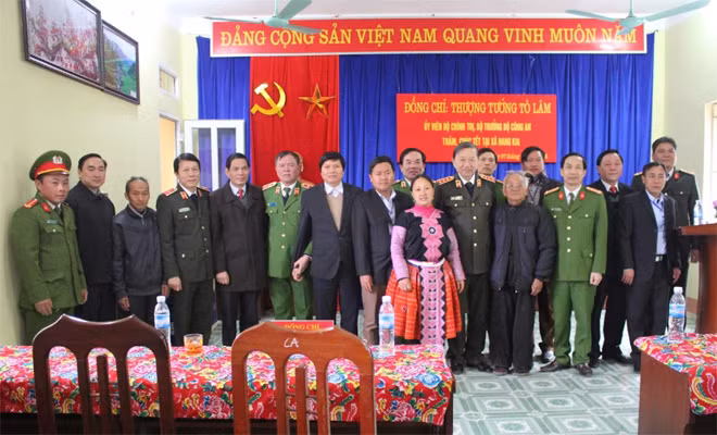 Bộ trưởng Tô Lâm và Lãnh đạo tỉnh trao quà cho đồng bào xã Hang kia, huyện Mai Châu.