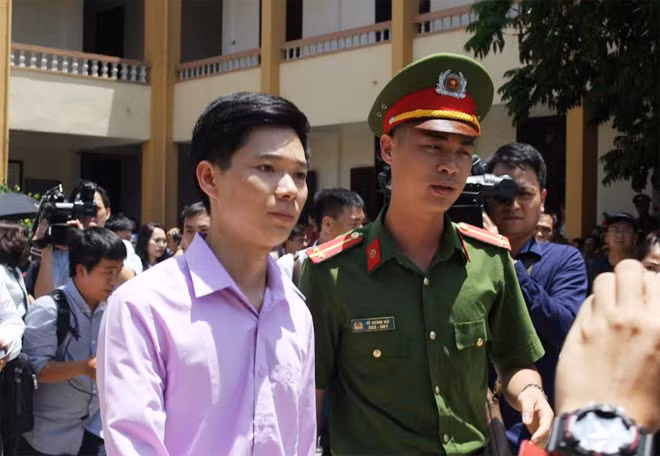 Bác sỹ Hoàng Công Lương sau buổi sáng xét xử.