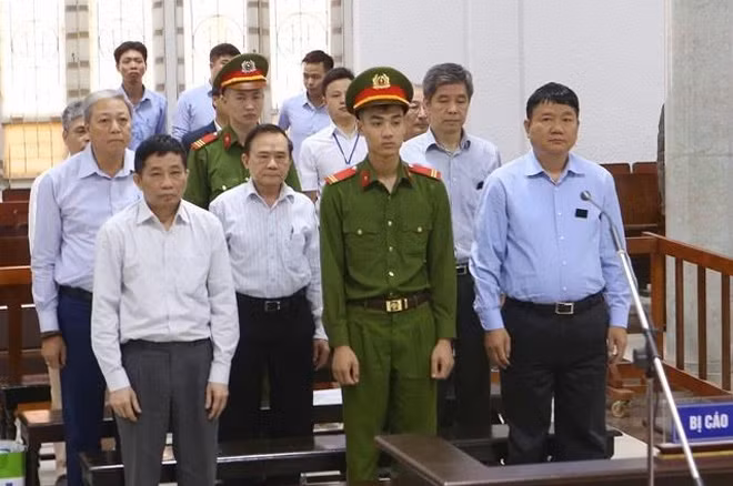 Ông Đinh La Thăng và đồng phạm tại phiên xử.