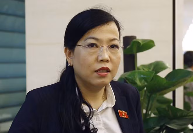Trưởng ban Dân nguyện của Quốc hội Nguyễn Thanh Hải trả lời báo chí bên hành lang Quốc hội.