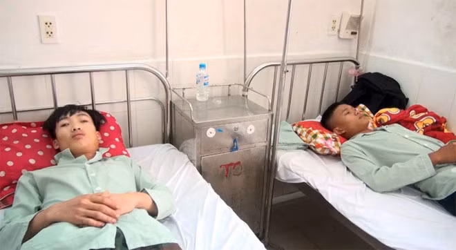 Hai trong số 6 nạn nhân đang điều trị vết thương tại Bệnh viện đa khoa Phú Yên.