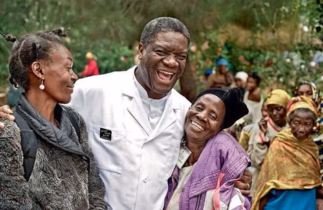 Bác sĩ Denis Mukwege và các nữ bệnh nhân ở Cộng hòa Dân chủ Congo. (ảnh: Reuters)
