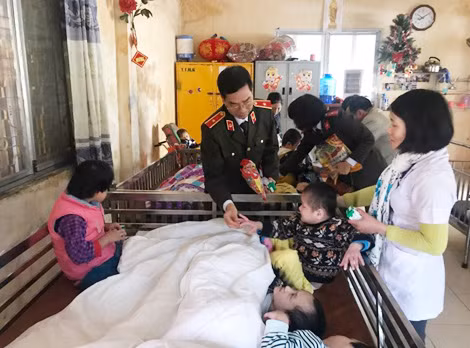 Đồng chí Tổng Biên tập Báo CAND tặng quà trẻ nhỏ tại trung tâm. Đồng chí Tổng Biên tập Báo CAND tặng quà trẻ nhỏ tại trung tâm.
