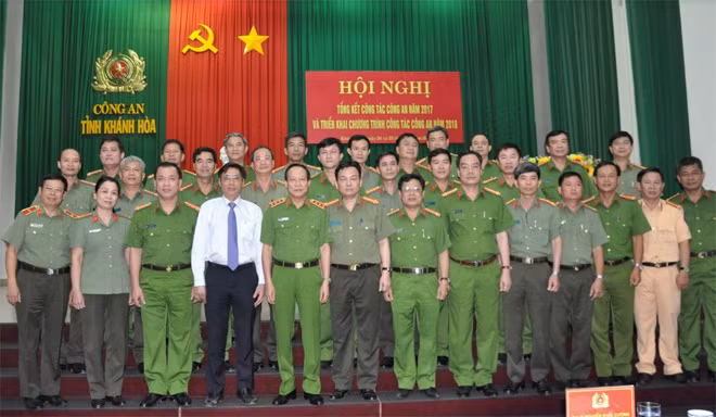 Thứ trưởng Lê Quý Vương chụp ảnh lưu niệm với một số cán bộ – chiến sĩ Công an Khánh Hòa.