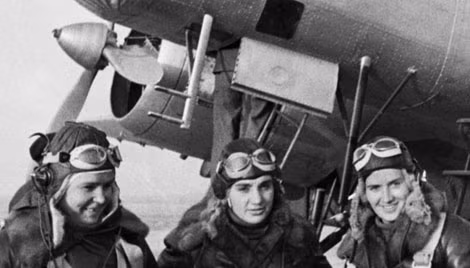 Raskova (trái), Osipenco và Grizodubova bên cạnh chiếc An-37 trong chuyến bay xuyên nước Nga. Raskova (trái), Osipenco và Grizodubova bên cạnh chiếc An-37 trong chuyến bay xuyên nước Nga.