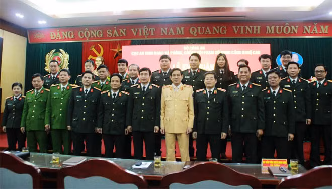 Các đại biểu dự Lễ Khai giảng chụp ảnh lưu niệm.