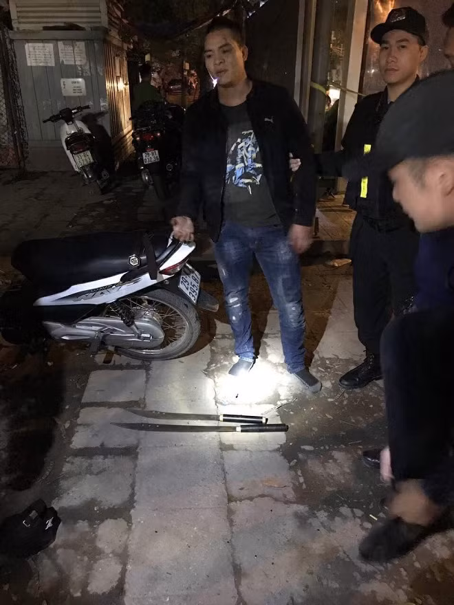 Nguyễn Ngọc Huy và những chiếc đao. Nguyễn Ngọc Huy và những chiếc đao.