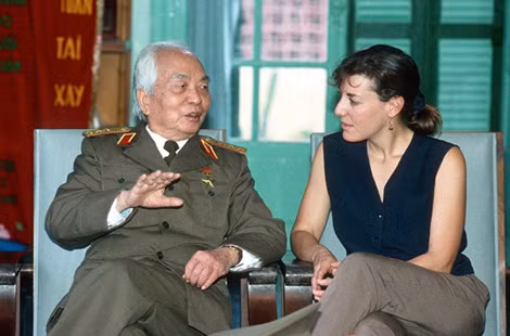 Catherine Karnow và Đại tướng Võ Nguyên Giáp chụp năm 1994.