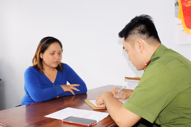 Công an huyện Phong Điền (TP Cần Thơ) lấy lời khai của bà H. (ngụ huyện Thới Lai), về việc báo tin giả đến cơ quan chức năng. Công an huyện Phong Điền (TP Cần Thơ) lấy lời khai của bà H. (ngụ huyện Thới Lai), về việc báo tin giả đến cơ quan chức năng.