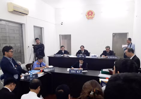 Dù thu hút sự quan tâm của dư luận và báo chí, nhưng phiên tòa được diễn ra trong một căn phòng khá chật hẹp.