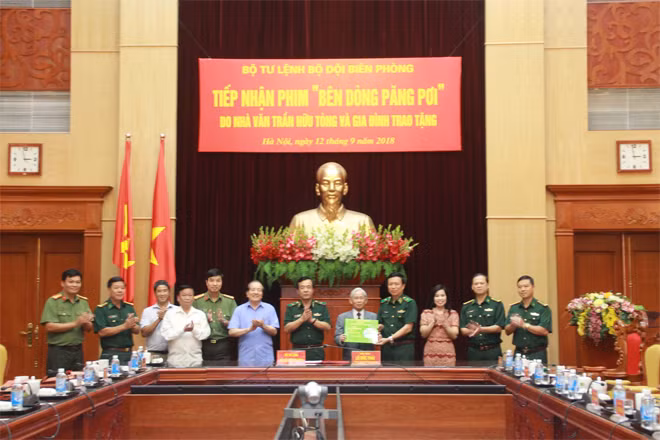 Thiếu tướng Nguyễn Tiến Thắng, Chủ nhiệm Chính trị BĐBP tiếp nhận bộ phim từ Nhà văn Trần Hữu Tòng.