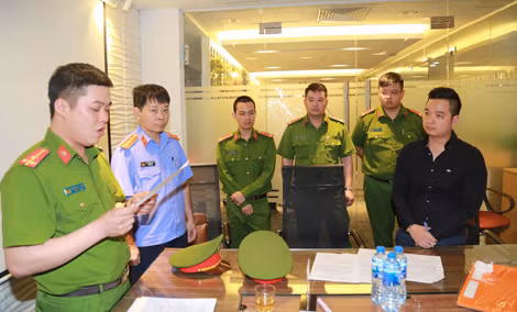 Cơ quan ANĐT Công an tỉnh Phú Thọ đọc lệnh bắt và khám xét nơi làm việc của bị can Phạm Quang Minh, Giám đốc kinh doanh VNPT EPAY.
