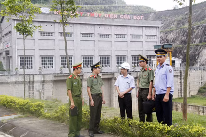Công an huyện Thường Xuân trao đổi biện pháp giữ ANTT nhà máy thủy điện Cửa Đạt.