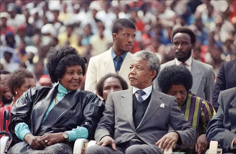 Winnie Madikizela và Nelson Mandela năm 1990. Ảnh:AFP.