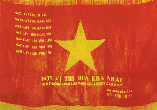 Cờ thưởng luân lưu của Chủ tịch Hồ Chí Minh tặng Công an nhân dân vũ trang năm 1962.