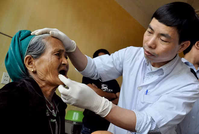 Khám sàng lọc “bệnh lạ” cho người dân Ba Tơ, Quảng Ngãi.