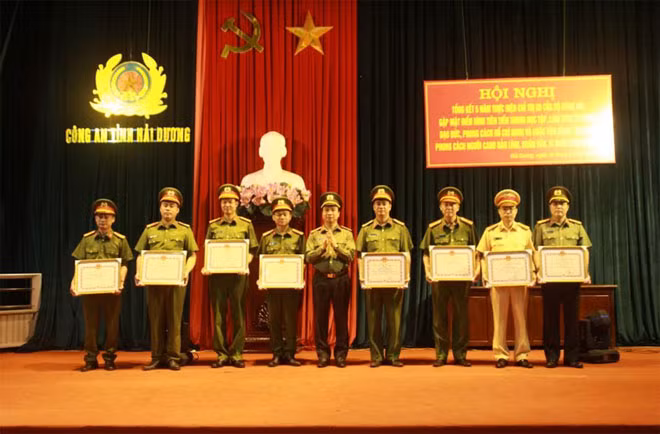 Đại tá Bùi Ngọc Phi, Giám đốc Công an tỉnh Hải Dương tặng Bằng khen của Chủ tịch UBND tỉnh Hải Dương cho các tập thể và cá nhân.