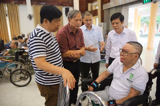 Đoàn công tác của Báo CAND và Công ty Phượng Hoàng thăm hỏi Thượng úy Đinh Văn Dương (tháng 7-2018). Đoàn công tác của Báo CAND và Công ty Phượng Hoàng thăm hỏi Thượng úy Đinh Văn Dương (tháng 7-2018).