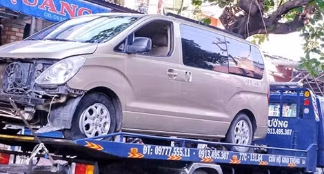 Đâm vào nhà dân, lái xe lùi ô tô bỏ chạy