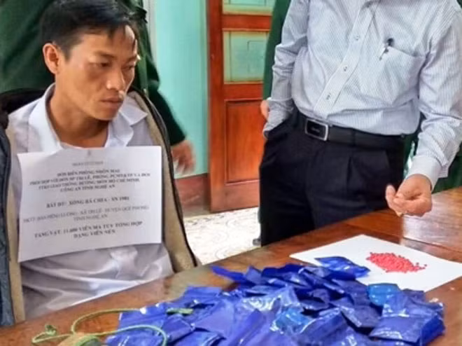 Đối tượng Xồng Bá Chìa và tang vật.