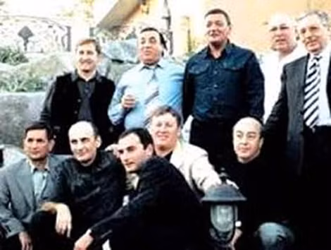 Trùm mafia Nga khét tiếng Aslan Usoyan (hàng sau, thứ hai từ trái sang) và các “chiến hữu”. Trùm mafia Nga khét tiếng Aslan Usoyan (hàng sau, thứ hai từ trái sang) và các “chiến hữu”.