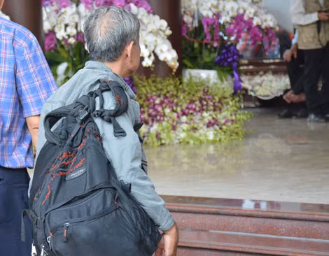 Nhiều người dân đến thắp nén nhang tiễn đưa cố Thủ tướng Phan Văn Khải.