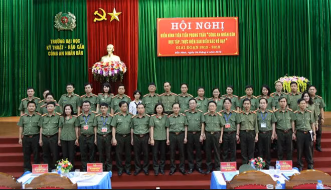 Đại diện các tập thể, cá nhân điển hình tiên tiến với các đại biểu dự Hội nghị.