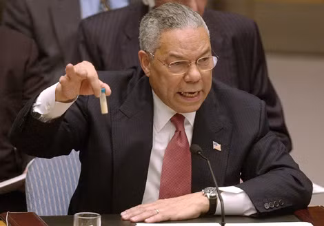 Cựu Ngoại trưởng Mỹ Colin Powell đưa bằng chứng giả về vũ khí hóa học ở Iraq năm 2003. Ảnh: AP.