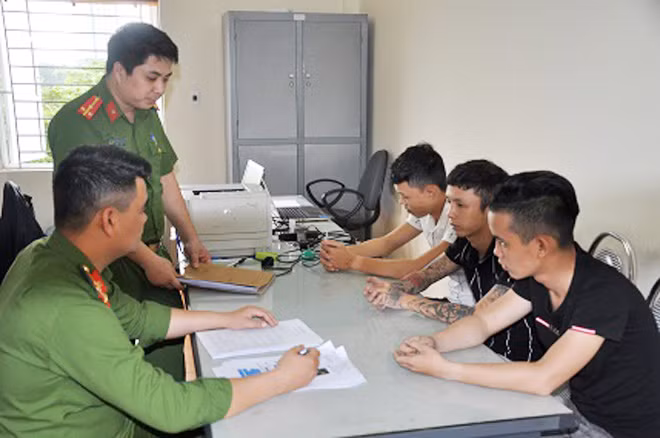 Các đối tượng lừa bán xe máy qua mạng xã hội bị bắt giữ.