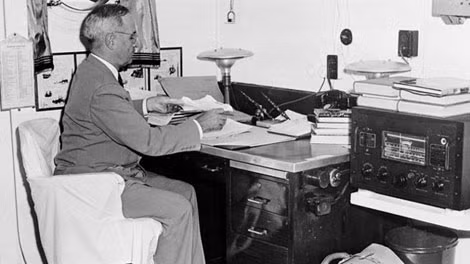 Tổng thống Truman tuyên bố về việc thả bom nguyên tử xuống Hiroshima trên đài phát thanh của chiến hạm USS Augusta.