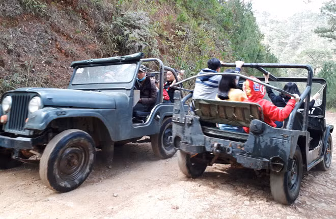 Những chiếc xe Jeep không đăng kiểm vẫn vận chuyển du khách tại khu du lịch Làng Cù Lần.