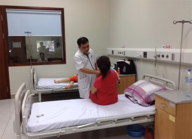 Bác sĩ Ngô Anh Vinh đang thăm khám cho bệnh nhi vào cấp cứu tại Khoa cấp cứu – Chống độc Bệnh viện Nhi Trung ương.