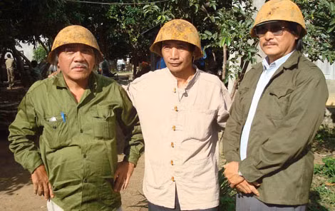 Cựu chiến binh trung đoàn 209 với những chiếc mũ sắt kỷ vật được tìm thấy trên núi Chư Tan Kra. Cựu chiến binh trung đoàn 209 với những chiếc mũ sắt kỷ vật được tìm thấy trên núi Chư Tan Kra.