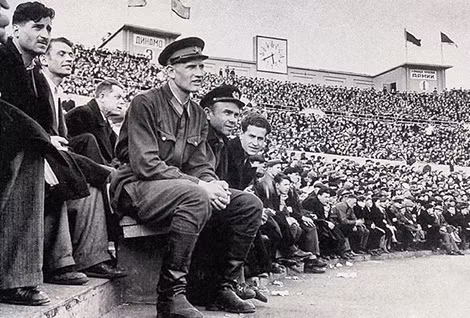 Trận đấu chật kín khán giả giữa Dinamo Moskva với “Hồng quân” vào ngày 25-5-1941, tức là trước khi chiến tranh diễn ra chưa đầy một tháng. Trận đấu chật kín khán giả giữa Dinamo Moskva với “Hồng quân” vào ngày 25-5-1941, tức là trước khi chiến tranh diễn ra chưa đầy một tháng.