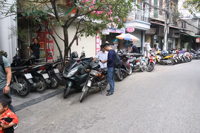 Bãi gửi xe không phép đua nhau lấn chiếm lòng đường. Ảnh: CTV.
