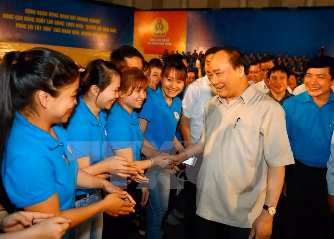 Thủ tướng Chính phủ Nguyễn Xuân Phúc gặp mặt công nhân lao động vùng kinh tế trọng điểm Miền Trung năm 2017. (Ảnh minh họa: TTXVN).