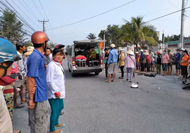 Thi thể nạn nhân được đưa đi để phục vụ công tác điều tra.